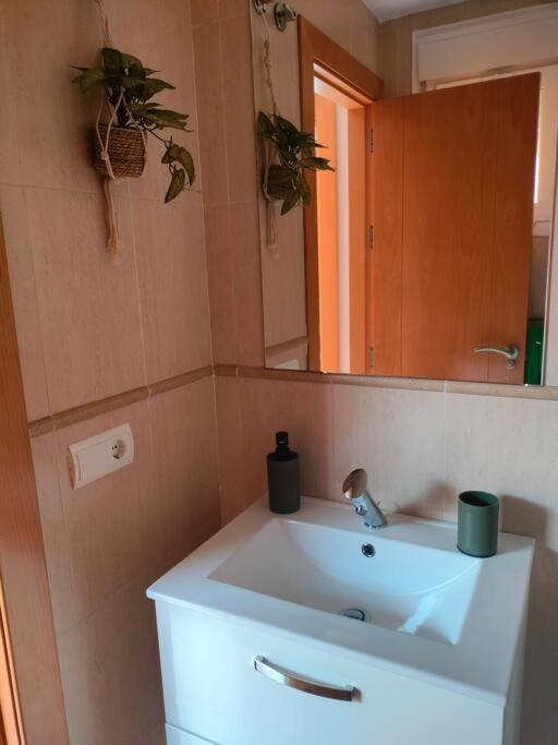 Bajo Con Jardin A Pie De Playa Y Piscina Comunitaria Con Jacuzzi Apartman Playas de Vera Kültér fotó