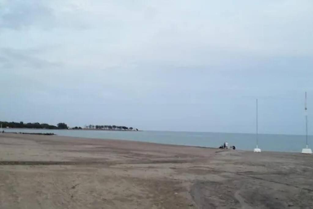 Bajo Con Jardin A Pie De Playa Y Piscina Comunitaria Con Jacuzzi Apartman Playas de Vera Kültér fotó