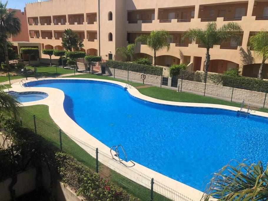 Bajo Con Jardin A Pie De Playa Y Piscina Comunitaria Con Jacuzzi Apartman Playas de Vera Kültér fotó