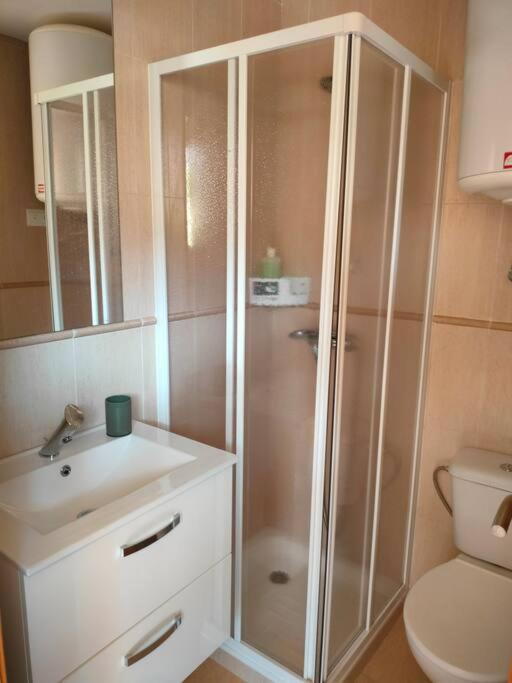 Bajo Con Jardin A Pie De Playa Y Piscina Comunitaria Con Jacuzzi Apartman Playas de Vera Kültér fotó