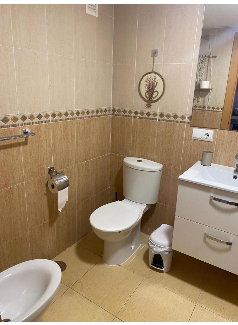 Bajo Con Jardin A Pie De Playa Y Piscina Comunitaria Con Jacuzzi Apartman Playas de Vera Kültér fotó