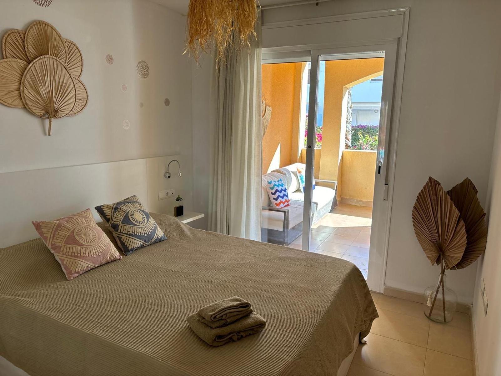 Bajo Con Jardin A Pie De Playa Y Piscina Comunitaria Con Jacuzzi Apartman Playas de Vera Kültér fotó