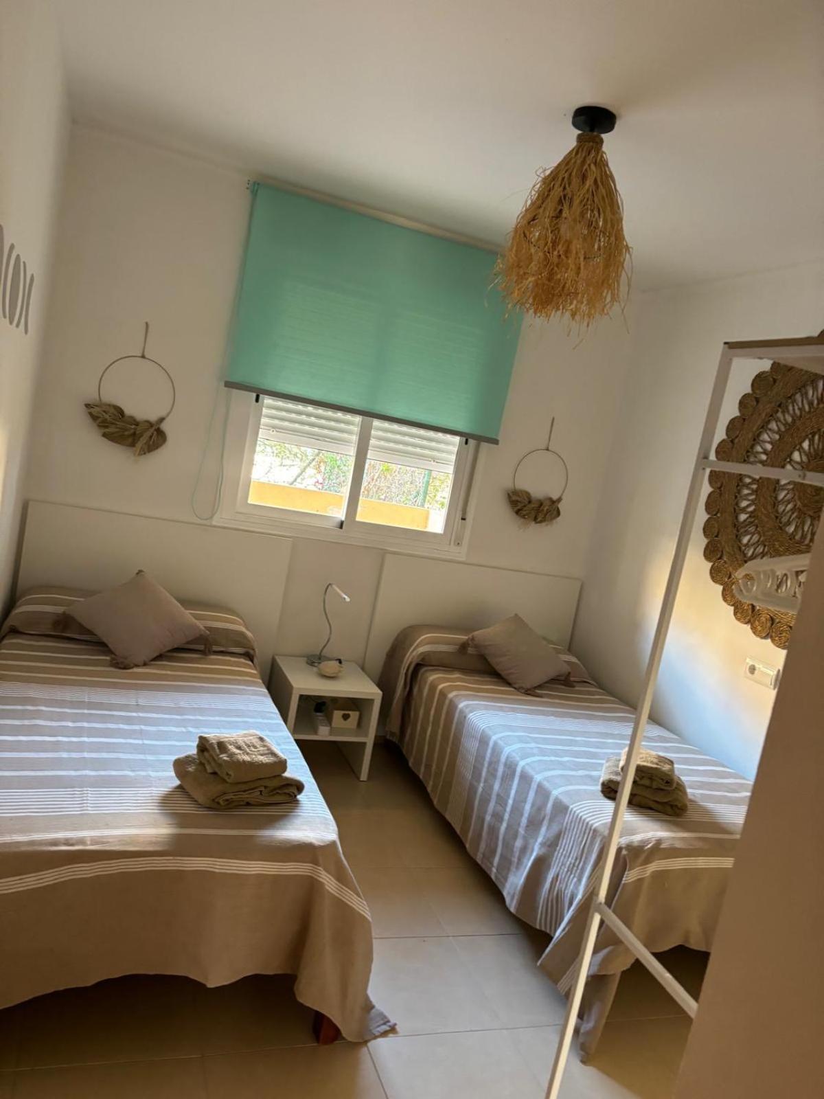 Bajo Con Jardin A Pie De Playa Y Piscina Comunitaria Con Jacuzzi Apartman Playas de Vera Kültér fotó